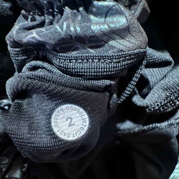 Lululemon Hotty Hot Low-Rise Lined Short 4"
Flourish Black Iridescent Foil Sz 2 - Picture 7 of 7